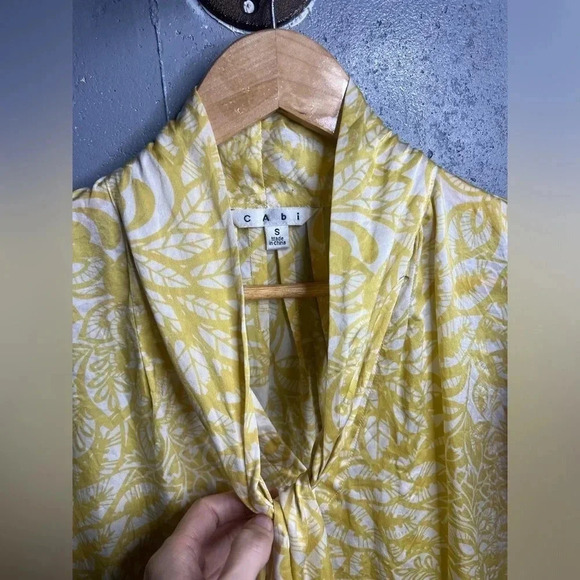 CAbi 100% Silk Blouse Top Shirt Yellow Floral Tie Neck Moonbeam Pattern - Picture 3 of 7